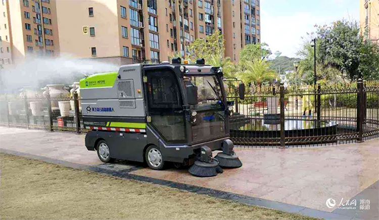人民网报道：抗击疫情，环卫机器人显身手